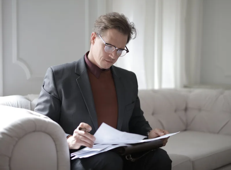 Arbeitsrechtsanwalt auf einem Sofa