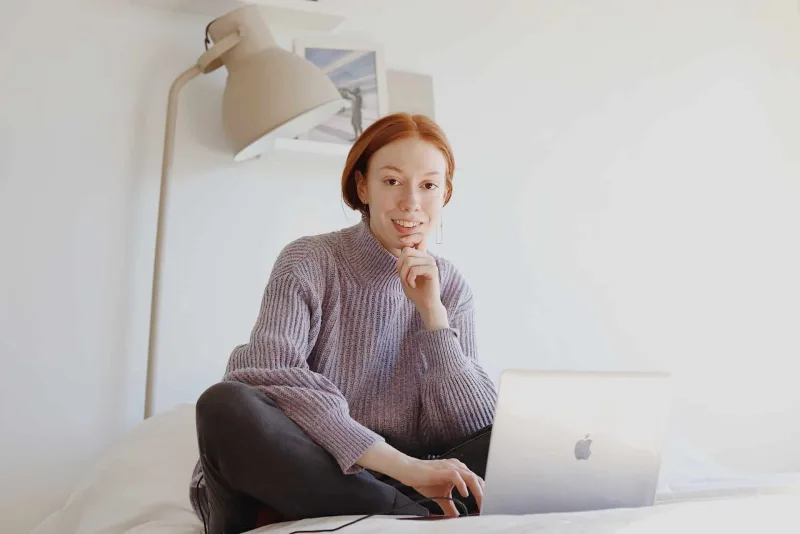 Selbstständige arbeitet am PC